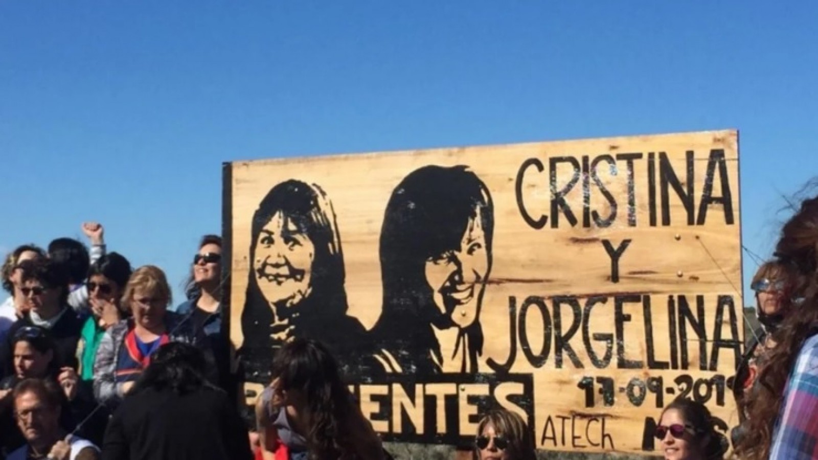 Colocaron en ruta 3 un mural en homenaje a las docentes de Comodoro fallecidas